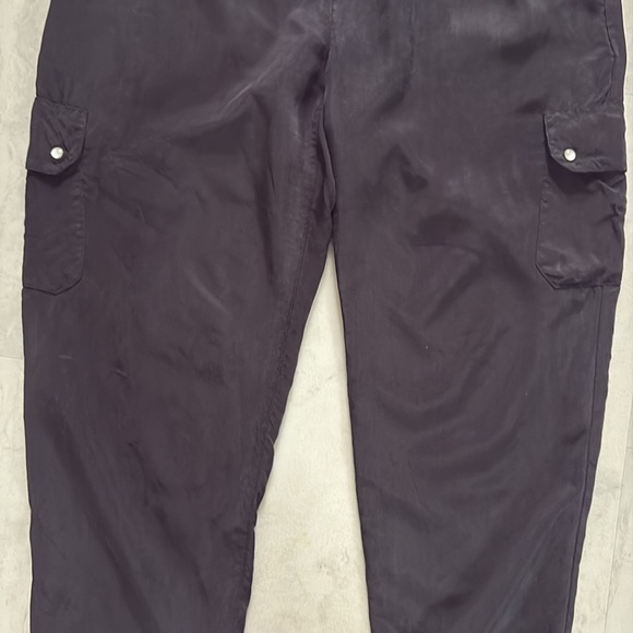 Guess dress pants  flowy /pockets & snaps  pleated front vegan silk black Size 6 - Picture 5 of 10